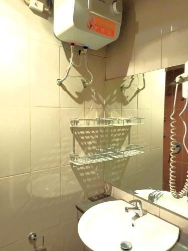 Ένα μπάνιο στο Cozy 1BR Apartment at Atlanta Residences in Depok Jakarta, West Java by Leciel Hospitality