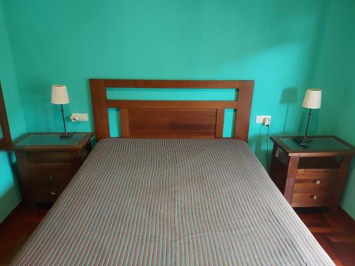 a bedroom with a bed and two nightstands with lamps at Apartamento 2 habitaciones in Gondomar