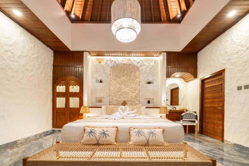 a bedroom with a large bed in a room at Casa Maddu in Tegalalang