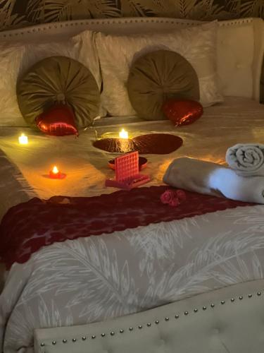 un lit avec deux bougies et des serviettes dessus dans l'établissement Evasion balneo Fréjus, à Fréjus