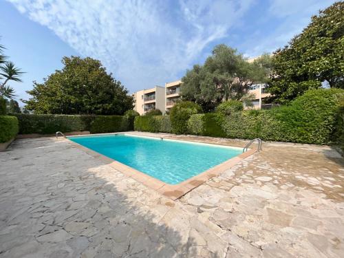 une piscine au milieu d'une cour dans l'établissement Magnifique Studio dans résidence avec Piscine, à Antibes