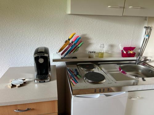 a kitchen counter with a stove and a sink at Elli's Küstenherz in Kiel