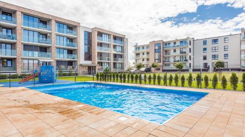 Bazén v ubytovaní Apartament z 2 sypialniami Elegant Lux 18 E Perłowa Przystań - Holiday City alebo v jeho blízkosti