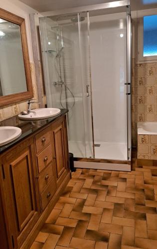 ein Badezimmer mit zwei Waschbecken und einer Dusche in der Unterkunft Maison de Preuillé in Payré