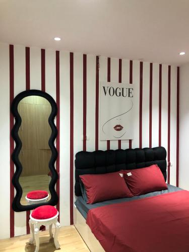 ハノイにあるParadise Đông Tác Hotel By Luxe Hospitalityのベッドルーム(赤いベッド1台、鏡付)