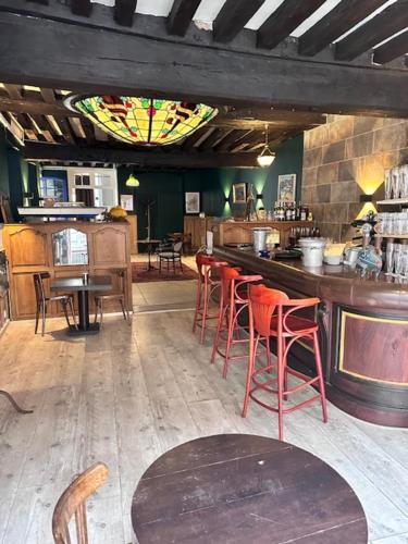 un bar dans un restaurant avec des chaises et des tables dans l'établissement Chez Jacques-Louis, à Cosne Cours sur Loire