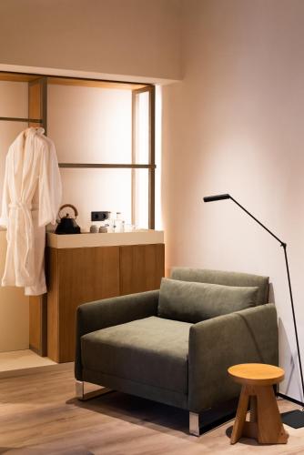 a living room with a green couch and a table at DOMA Portugal in Mafra