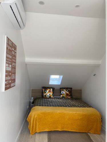 une chambre avec un lit dans une petite pièce dans l'établissement Chez Nenette & Didi Cozy Independent Duplex, à La Celle-sous-Gouzon