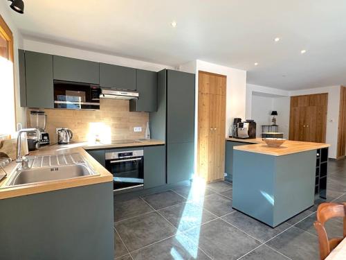 une cuisine avec un évier et un plan de travail dans l'établissement Jardin des Eduits Serre Chevalier Chantemerle, à Saint-Chaffrey