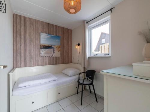 ein kleines Zimmer mit einem Bett und einem Schreibtisch in der Unterkunft Holiday Home in Julianadorp by Beach in Julianadorp