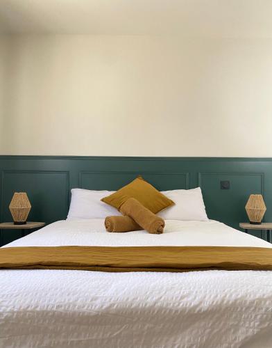 une chambre avec un grand lit blanc avec deux lampes dans l'établissement Villas Pampa - Logements de vacances, à Carcès