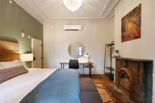 Postel nebo postele na pokoji v ubytování King Suite 2nd FloorHotel Boutique