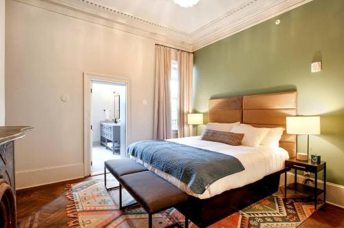 Postel nebo postele na pokoji v ubytování King Suite 2nd FloorHotel Boutique