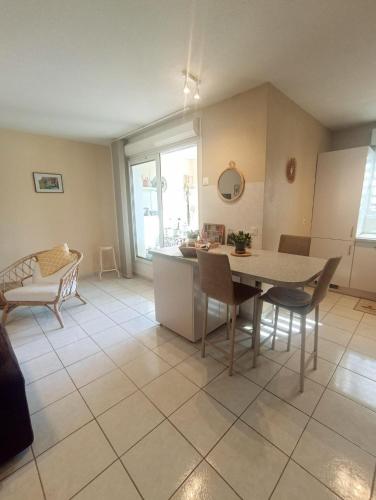 Posezení v ubytování MAUGUIO-Carnon P2 60 m2, Tout confort, spacieux, CLIM, wifi, balcon, parking privé couvert, 15 min de la mer, de Montpellier