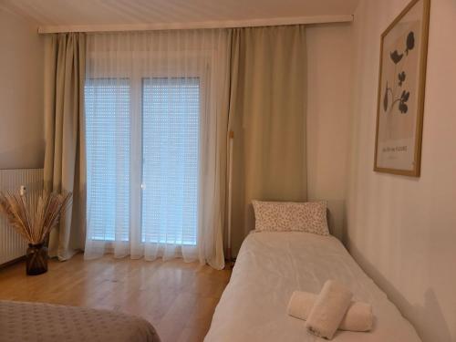 Postel nebo postele na pokoji v ubytování Panda Apartment in der Nähe von Therme und Atrio