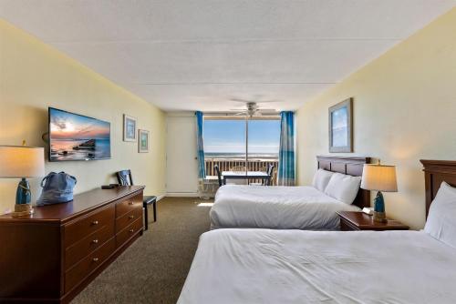 Una habitación de hotel con dos camas y vista al mar. en 6201 Ocean Ave, Unit 314 - The Nassau Inn, en Wildwood