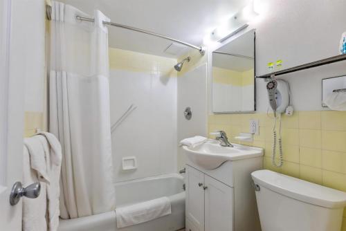 Un baño con lavabo, inodoro y ducha. en 6201 Ocean Ave, Unit 311 - The Nassau Inn, en Wildwood