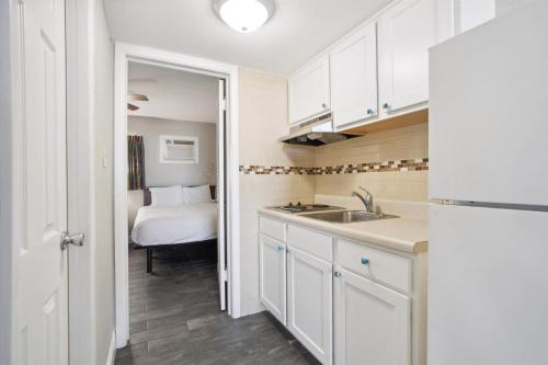 ワイルドウッドにある6201 Ocean Ave, Unit 410 - The Nassau Innのシンク付きのキッチンとベッドが備わった部屋
