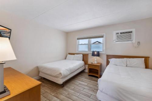 Una habitación de hotel con dos camas y una ventana. en 6201 Ocean Ave, Unit 405 - The Nassau Inn, en Wildwood