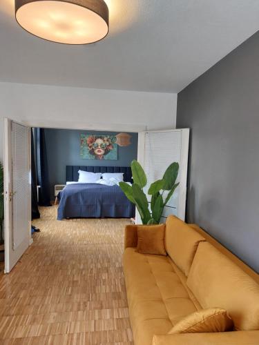 a living room with a couch and a bed at maremar - Luxus Boxspringbett - Küche - Arbeitsplatz - WLAN in Verden