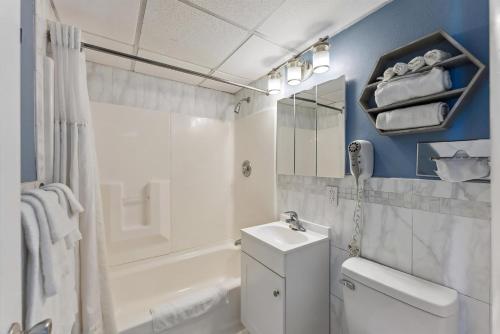 Un baño con inodoro, lavabo y ducha. en 6201 Ocean Ave, Unit 402 - The Nassau Inn, en Wildwood
