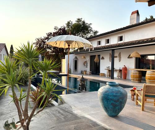 a large blue vase sitting next to a house at Loft & spa d'Autan in Villefranche-de-Lauragais