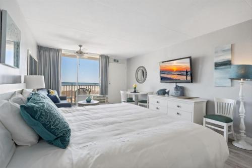 Un dormitorio blanco con una cama grande y un escritorio. en 6201 Ocean Ave, Unit 412 - The Nassau Inn, en Wildwood