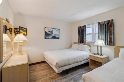 Una habitación de hotel con dos camas y una ventana. en 6201 Ocean Ave, Unit 508 - The Nassau Inn, en Wildwood