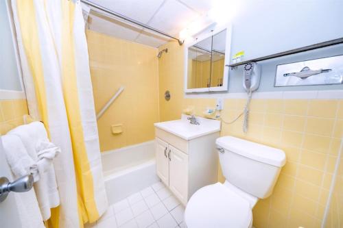 Un baño con inodoro, lavabo y bañera. en 6201 Ocean Ave, Unit 210 - The Nassau Inn, en Wildwood