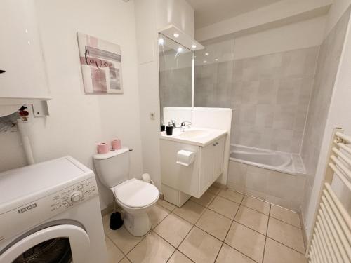 une salle de bain blanche avec des toilettes et un lavabo dans l'établissement Jolie T2 - Sierra Léone 218, à Canet