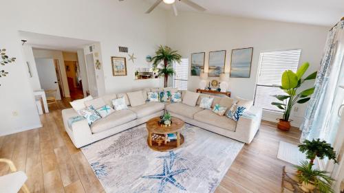 Χώρος καθιστικού στο Sandpiper Cove 0022