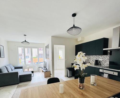 a living room with a table and a couch at Maison design pour 8 pers proche Paris et Disney in Villiers-sur-Marne