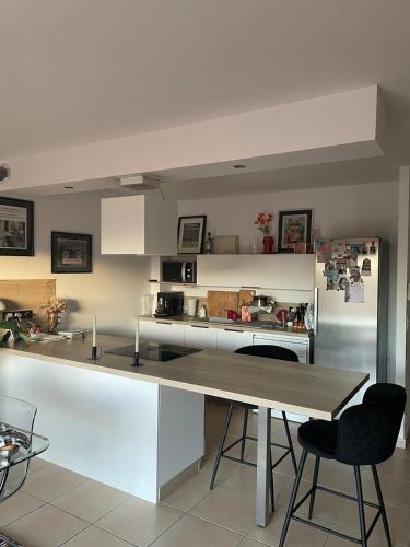 une cuisine avec une table et un réfrigérateur dans l'établissement House with terrace 10 minutes from the beach, à Perpignan