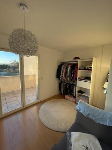 d'un salon avec une grande porte coulissante en verre. dans l'établissement House with terrace 10 minutes from the beach, à Perpignan