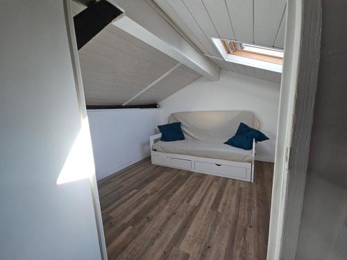 - une petite chambre avec un lit dans une petite maison dans l'établissement Maison Biarritz proche plage, à Biarritz