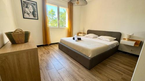 une chambre avec un lit et une fenêtre dans l'établissement Villa pour 6 voyageurs, piscine, jardin, terrain de boule et parking privé, à Saint-Raphaël