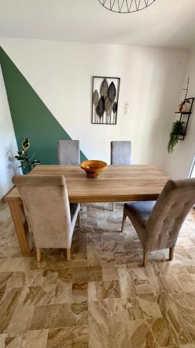 une salle à manger avec une table et des chaises en bois dans l'établissement Villa pour 6 voyageurs, piscine, jardin, terrain de boule et parking privé, à Saint-Raphaël