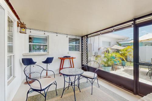 una camera con sedie e un tavolo sul balcone di Indian Sunset Beach 7 a Clearwater Beach