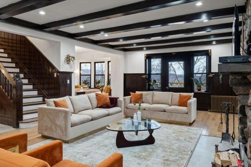Ruang duduk di Lakeside Haven - Ultimate Relaxation Spot