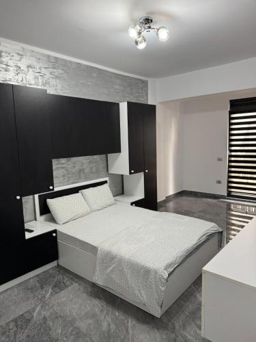 Ένα ή περισσότερα κρεβάτια σε δωμάτιο στο Apartament 3 camera Dem Radulescu H&H