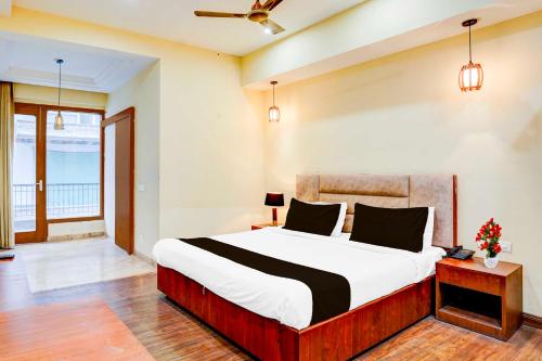 a bedroom with a large bed in a room at Townhouse Oak Sector 47 Near Medanta in Gurgaon