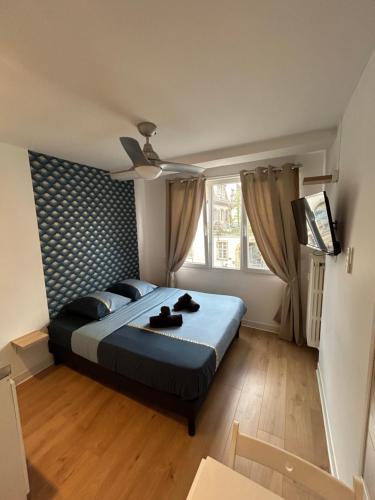 une chambre avec un grand lit et une fenêtre dans l'établissement Charmant Studio Centre-Ville, à Strasbourg