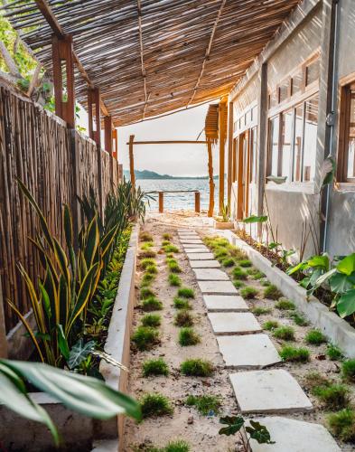 Сад в Oinan Beach Villa