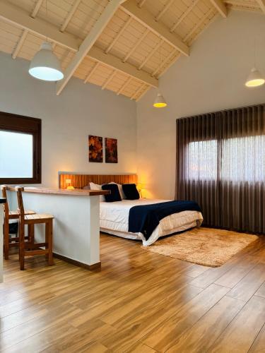 a bedroom with a bed and a desk in a room at Boulevard Montreal in Monte Verde