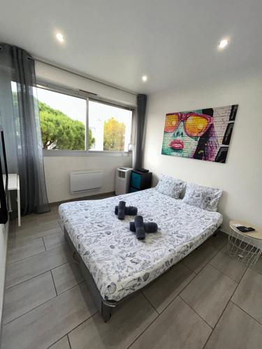 une chambre avec un lit et une grande fenêtre dans l'établissement Magnifique Studio dans résidence avec Piscine, à Antibes