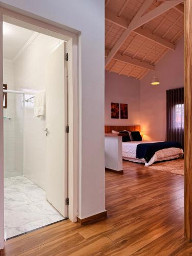 a room with a bed and a glass door leading to a bedroom at Boulevard Montreal in Monte Verde