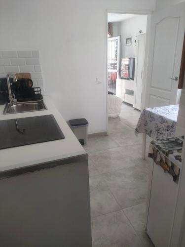 a kitchen with a sink and a counter top at Alba 2 apartamento y Alba 3 habitación con baño in Puerto del Rosario