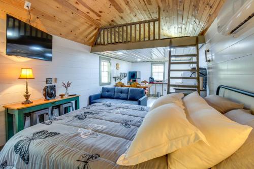 En eller flere senge i et værelse på Private Deck and Hot Tub Gem Near Guntersville Lake