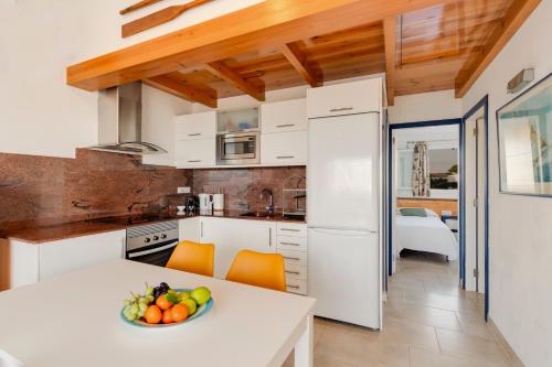 Η κουζίνα ή μικρή κουζίνα στο Vista Faro-Apartamento con balcón que mira al mar