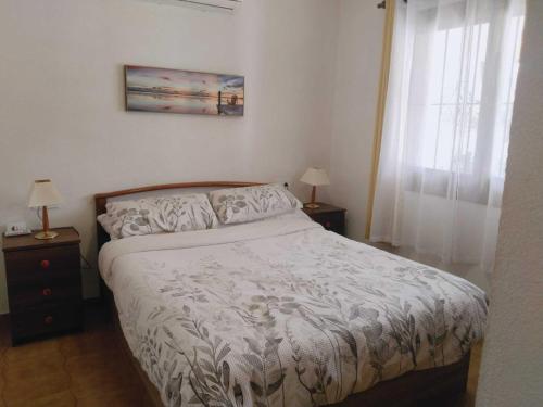 Katil atau katil-katil dalam bilik di Relaxing 2-Bedroom Bungalow In Sunny Cabo Roig (2)